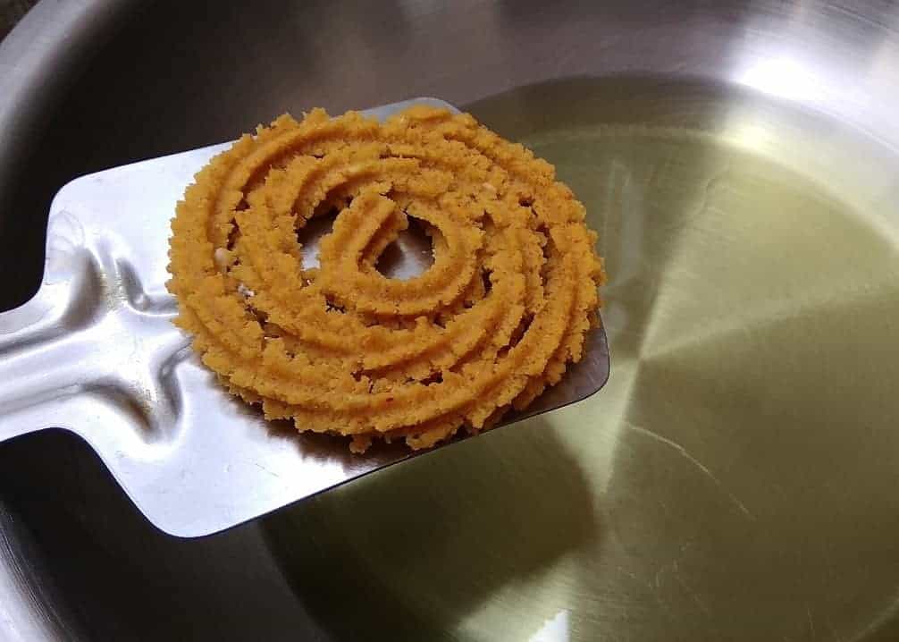 Frying Chakli