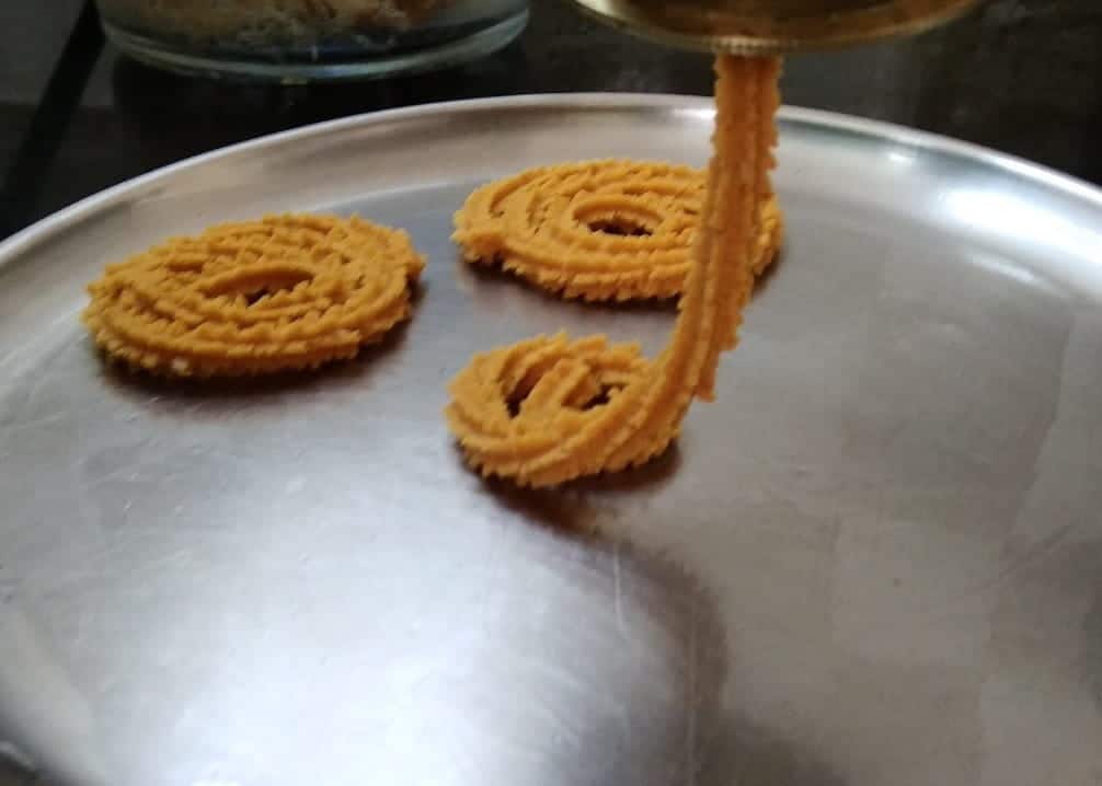 Making Chakli