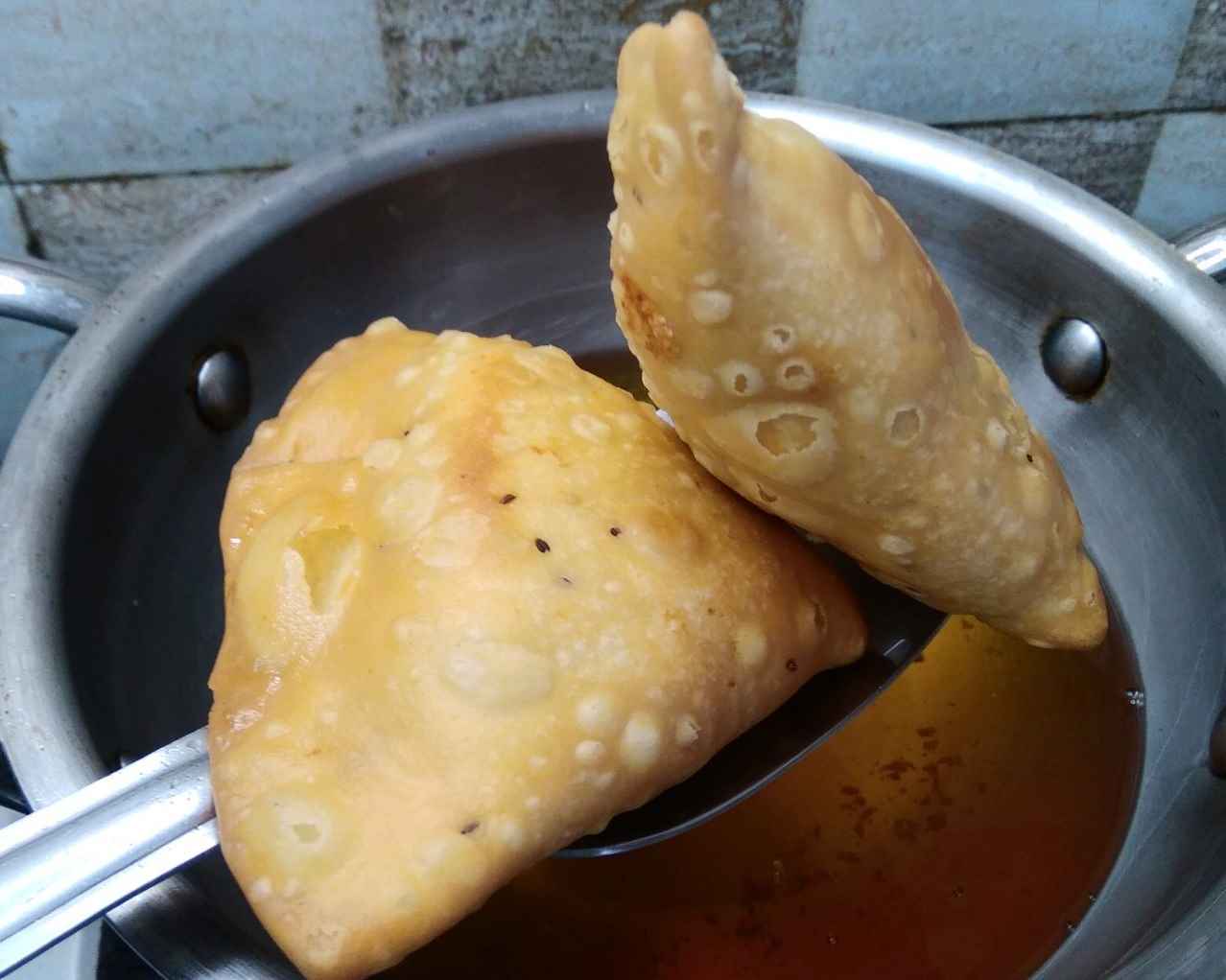 How to fry the Samosa